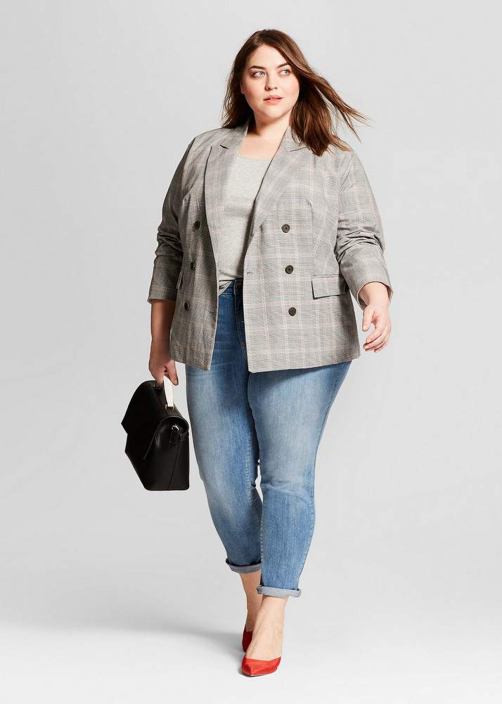 plus size woman wearing stylish blazer